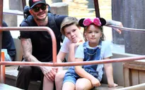 Gia đình Beckham vui vẻ đi chơi ở Disneyland