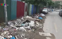 Rác thải tràn lan trên địa bàn Cầu Giấy, Hà Nội