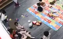 Clip cô giáo mầm non kẹp đùi đánh liên tiếp trẻ ngay trong lớp học