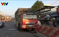 Quảng Ngãi: Lái xe buồn ngủ hất văng dải phân cách cứng trên đường
