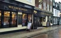 Chuỗi quán rượu JD Wetherspoon tẩy chay mạng xã hội
