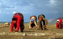 Hội chứng kỳ lạ: Cả 5 anh chị em đều đi bằng tứ chi như gấu
