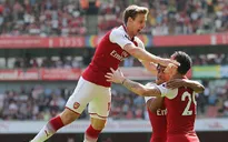 Monreal vô lê đẹp mắt, mở tỷ số cho Arsenal đầu hiệp 2