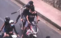 Mâu thuẫn cá độ đá gà, hàng chục thanh niên hỗn chiến trên đường phố