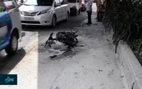 Bị CSGT lập biên bản, nam thanh niên đốt xe máy