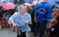 Chùm ảnh người dân đội mưa nườm nượp dự lễ Giỗ tổ Hùng Vương
