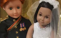 Anh: Búp bê Hoàng tử Harry và hôn thê hút hàng trước lễ cưới