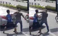 CLIP: Hai thanh niên ẩu đả giữa đường vì va chạm giao thông ở TP.HCM