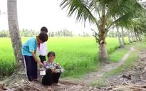 Cặp lá yêu thương: Đưa cơm cho mẹ