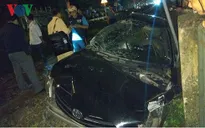 Ô tô bị tàu hỏa kéo lê 50m tại Hà Nội