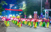 Du khách, người dân Quảng Ninh tưng bừng xuống phố đón lễ diễu hành Carnaval