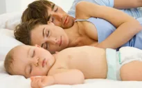 Ngủ chung với cha mẹ làm tăng nguy cơ đột tử ở trẻ sơ sinh