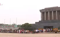 Người dân các địa phương vào Lăng viếng Chủ tịch Hồ Chí Minh
