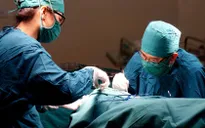 Bệnh nhân mang đôi chân gần đứt lìa vào viện cấp cứu