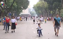Phố đi bộ Hà Nội thu hút đông đảo người dân dịp nghỉ lễ 30/4