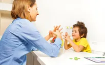Nhận biết sớm dấu hiệu trẻ tự kỷ để can thiệp kịp thời