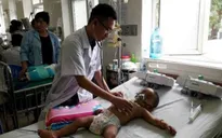 Bé trai 19 tháng tuổi bị hàng trăm vết ong đốt đã dần hồi phục