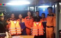 Cứu 2 ngư dân gặp nạn trên biển