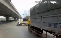 Thiếu quan sát, suýt chết dưới gầm xe tải