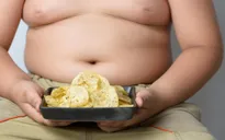 Nguy cơ béo phì ở trẻ liên quan chế độ ăn của mẹ giai đoạn cho con bú