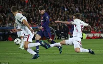 HLV Valverde tỉnh bơ nhận “quà” của AS Roma
