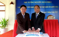 Thủ tướng gặp gỡ và tặng quà bà con kiều bào ở Siêm Riệp
