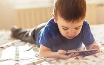 Trẻ em ở Anh không biết đọc sách, quẹt tay như dùng máy tính bảng