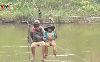 Bất chấp nguy hiểm, người dân liều mình đu dây cáp qua sông Pô Kô
