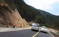 Vượt ẩu trên đèo ở Đà Lạt, xe ô tô suýt đâm xe máy