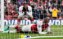 Sắm vai người hùng của Arsenal, Welbeck vẫn bỏ lỡ không thể tin nổi