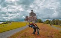 Cặp đôi “phượt” khắp nơi trên thế giới để... hôn nhau