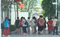 Khó xử lý du khách nước ngoài lao động trái phép tại Việt Nam