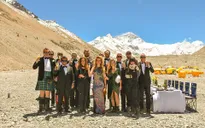 Thưởng thức bữa tối ở độ cao kỷ lục 7.050m trên đỉnh Everest