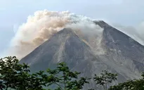 Indonesia: Núi lửa Mt. Merapi phun trào, cột khói bụi cao 5.000m