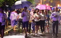 Người dân đội mưa dự lễ khai mạc phố đi bộ Trịnh Công Sơn