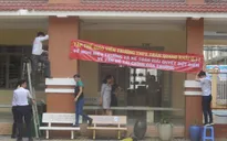 Chênh lệch thu chi 3,6 tỷ đồng, giáo viên căng băng rôn phản đối