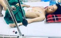 Ngã xe đạp điện, bé trai bị xe máy cán qua người kéo lê trên đường
