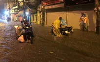 Hà Nội mưa lớn đầu mùa, đường phố hóa sông