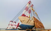 Hàn Quốc cho nâng thẳng chiếc phà Sewol