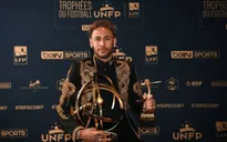 Neymar ăn mặc diêm dúa nhận giải Cầu thủ hay nhất Ligue 1