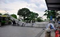 TP.HCM: Sập cổng chào phố đi bộ Nguyễn Huệ, 1 người trọng thương