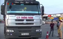 Tiền Giang: Đi vào đường cấm, tài xế cố thủ trên xe