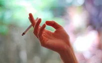 Hút thuốc gián tiếp – mối nguy hiểm không từ một ai