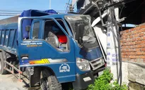 Quảng Nam: Xe tải va chạm với xe du lịch, 6 người bị thương