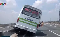 Long An: Xe khách leo dải phân cách trên cao tốc, hành khách đập vỡ kính thoát thân