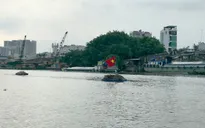Chìm tàu chở 94 tấn vôi trên kênh Tẻ, 3 người thoát chết