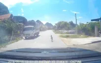 Thót tim nhìn em bé bò trên QL7A