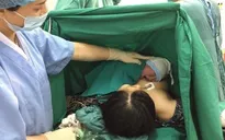 Lợi ích từ biện pháp da kề da và kẹp cắt rốn muộn trong mổ đẻ