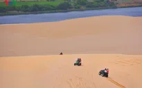 Lướt như bay trên những “tiểu sa mạc” ở Bình Thuận