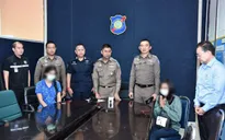 Hai tiếp viên lễ tân phải xin lỗi vì... cười gượng với du khách Trung Quốc